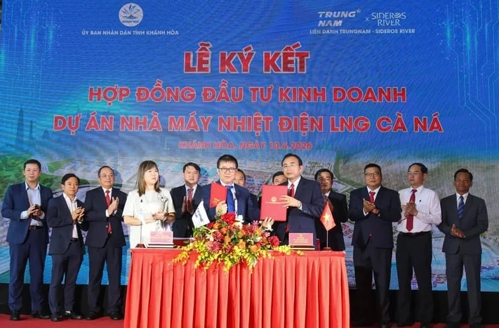 Investment deal signed for $2 bln LNG power project in central Vietnam