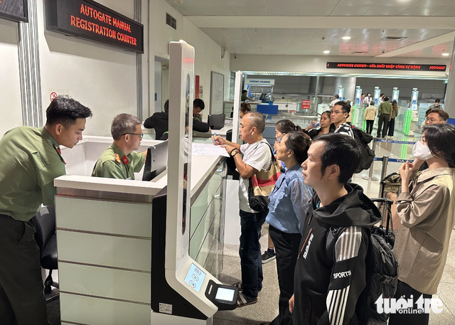 Vietnam requires pre-arrival declarations for foreigners at Tan Son Nhat airport