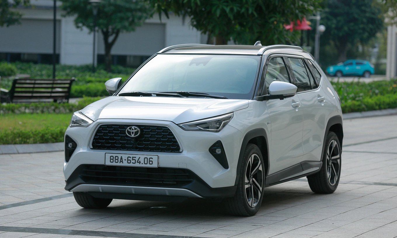 Auto sales rise 15%, hybrid, imported vehicles continue to outperform
