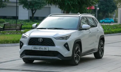 Auto sales rise 15%, hybrid, imported vehicles continue to outperform