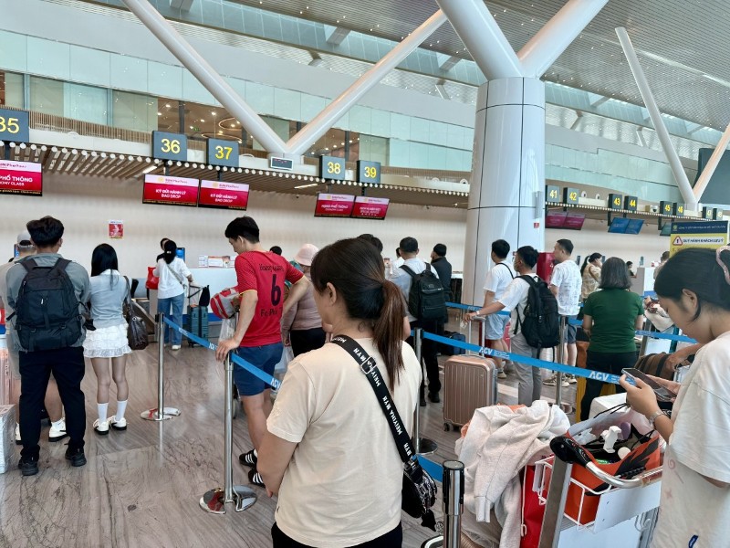 Vietnam's international air passenger traffic rises 15.4% in 6M