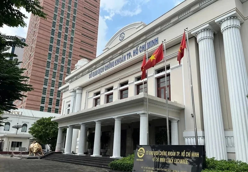 Foreign investors return as net buyers, giving VN-Index momentum for August breakout?
