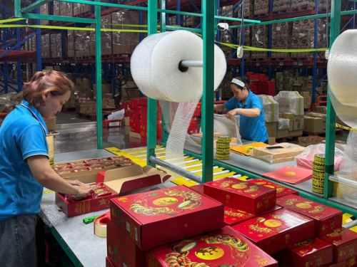 Mooncake orders double ahead of Vietnam's Mid-Autumn Festival