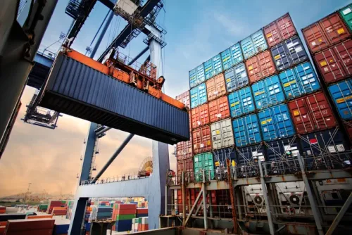 Vietnam's trade deficit begins to ease