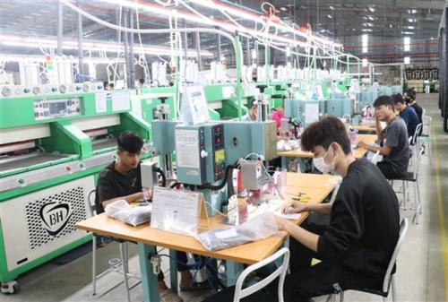 Eight-month economy stays on track, but business pressures remain
