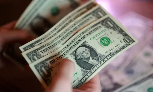 Dollar dips to 7-month low against dong